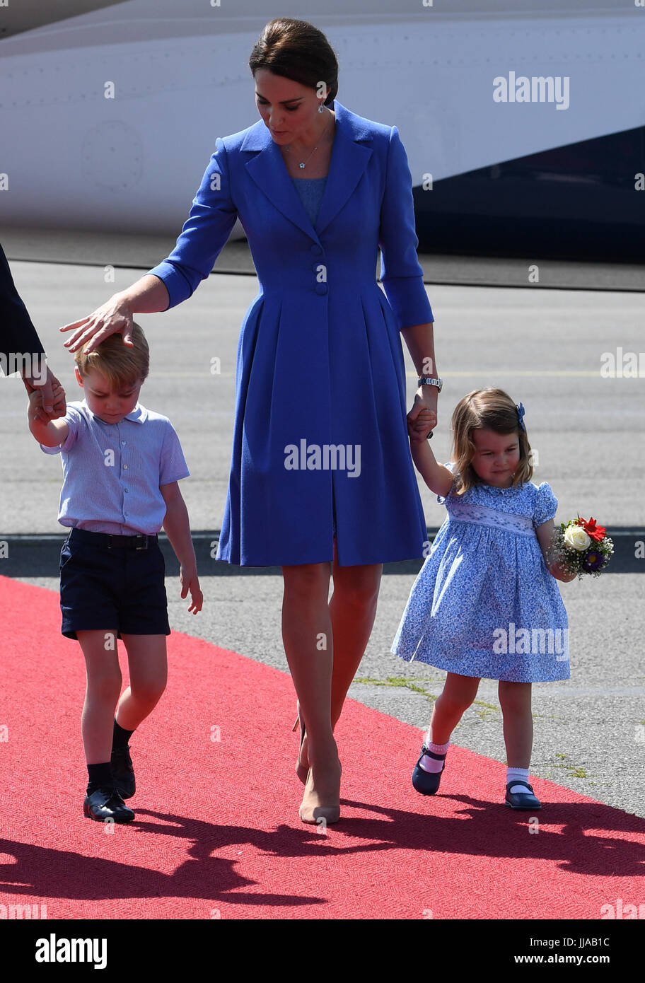 Berlin, Allemagne. 19 juillet, 2017. Catherine (C), la duchesse de Cambridge, et ses enfants Prince George (L) et de la princesse Charlotte arrivent à l'aéroport de Tegel à Berlin, Allemagne, 19 juillet 2017. Photo : Bernd von Jutrczenka/dpa/Alamy Live News Banque D'Images