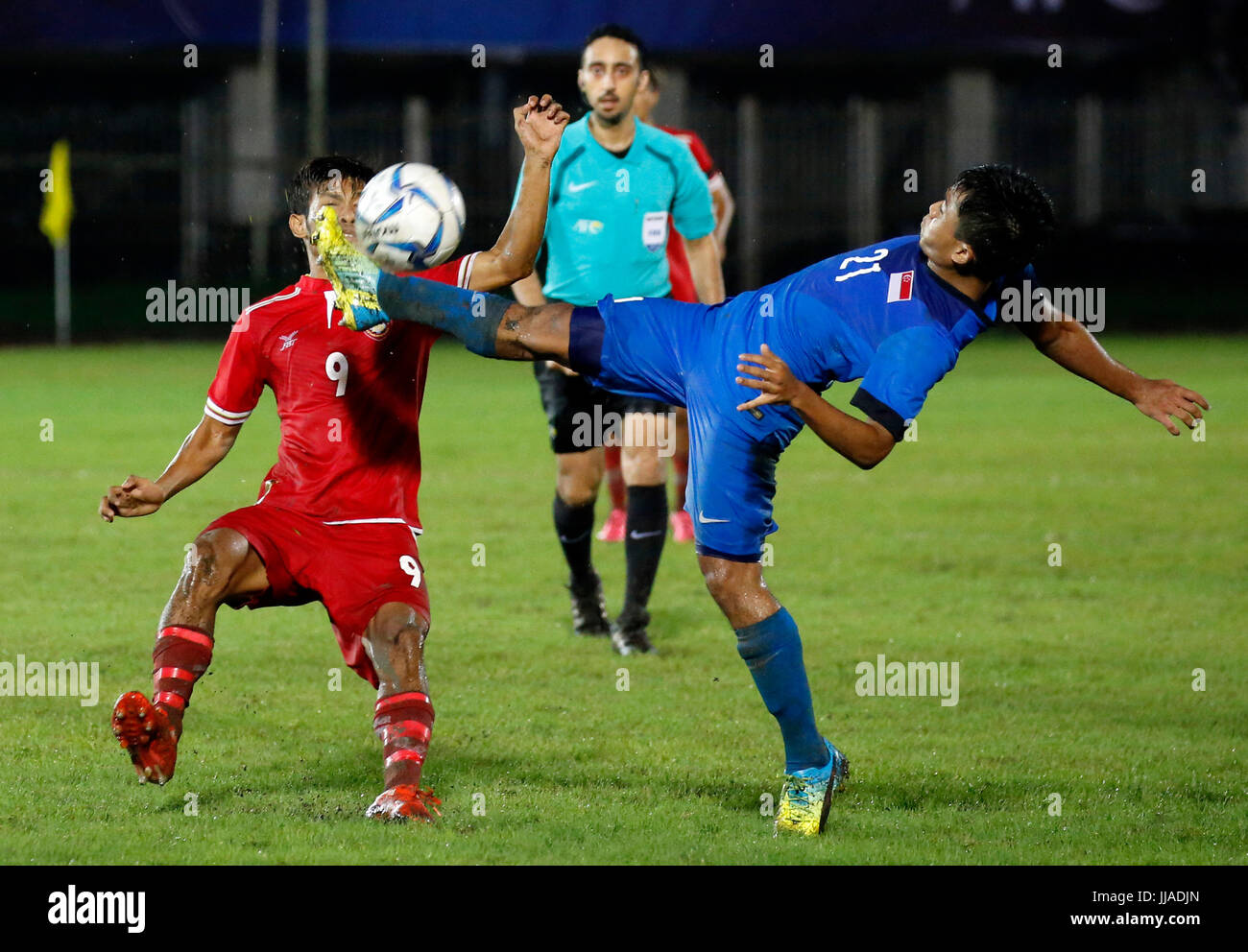 Yangon, Myanmar. 19 juillet, 2017. Aung Thu (L) s'acharne pour le Myanmar de la balle avec Mohammed Hami Syahin de Singapour (R) au cours de la Confédération Asiatique de Football (AFC) U23 Championship match de qualification du groupe F à Yangon, Myanmar, le 19 juillet 2017. Le Myanmar a gagné 2-0. Credit : U Aung/Xinhua/Alamy Live News Banque D'Images