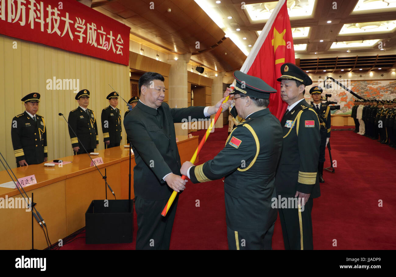 Beijing, Chine. 19 juillet, 2017. Le président chinois Xi Jinping, également secrétaire général du Parti communiste chinois (PCC) et président du Comité central de la Commission militaire centrale (CMC), présente les chefs de l'Université nationale de la technologie de défense avec le drapeau militaire à Beijing, capitale de Chine, le 19 juillet 2017. Crédit : Li Gang/Xinhua/Alamy Live News Banque D'Images