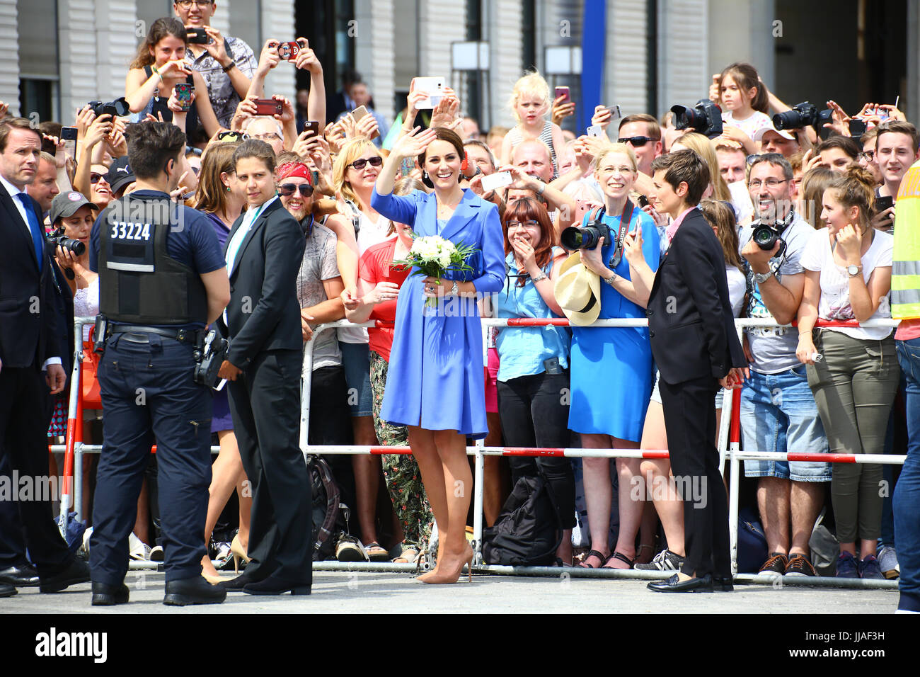 Berlin, Allemagne. 19 juillet, 2017. Le prince William, duc de Cambridge et Catherine, duchesse de Cambridge prendre une visite à la porte de Brandebourg pendant une visite en Allemagne. Credit : Madeleine Ratz/Alamy Live News Banque D'Images