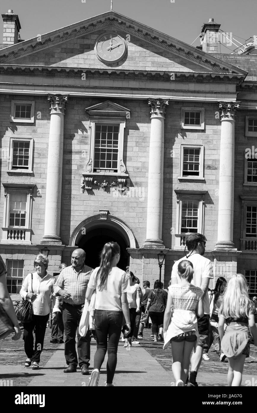 Les gens qui marchent autour d'un été, au Trinity College de Dublin, Irlande Banque D'Images