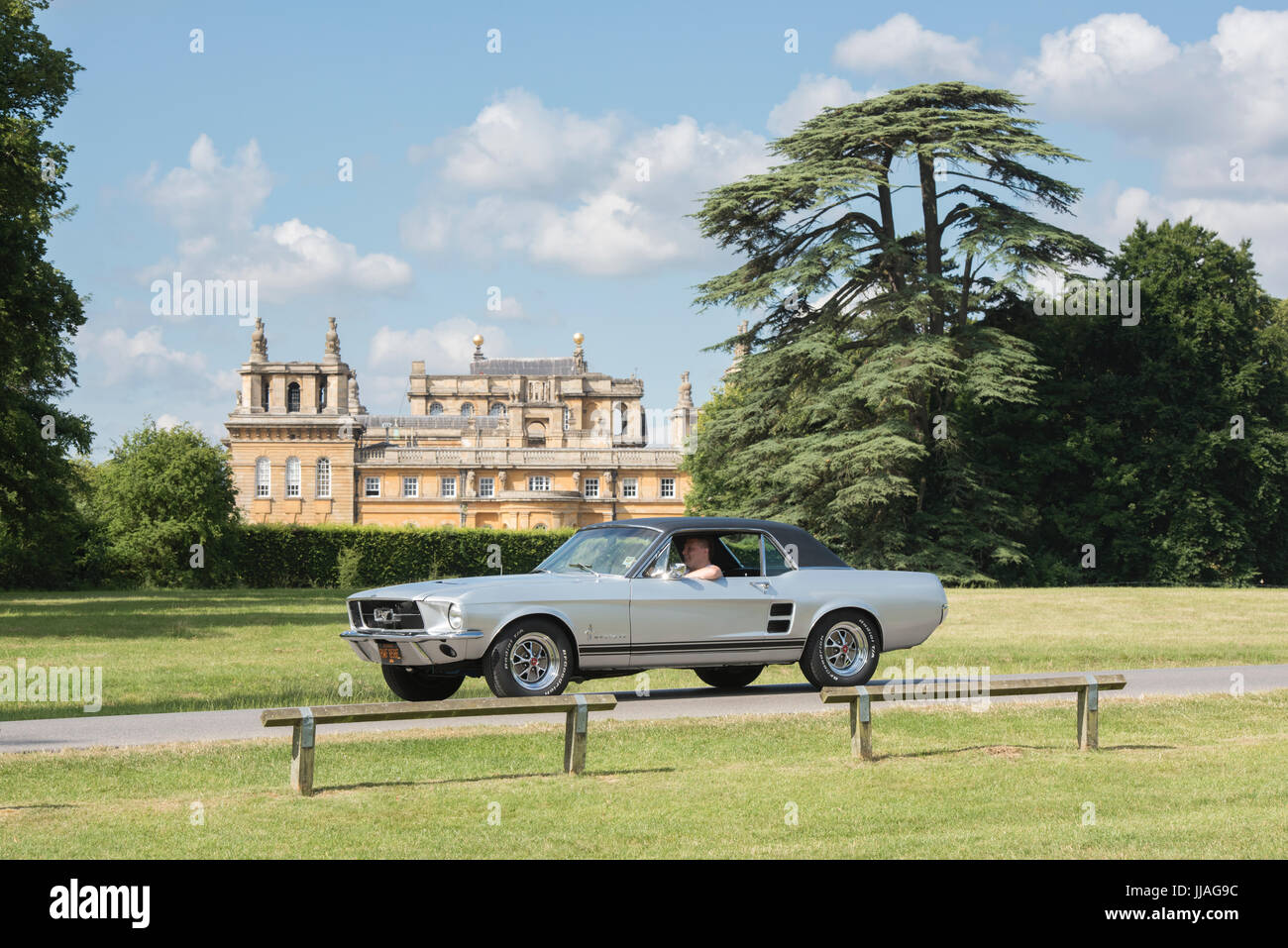 1967 Ford Mustang d'argent au Rallye des géants american car show, Blenheim Palace, Oxfordshire, Angleterre. Classic vintage American car Banque D'Images