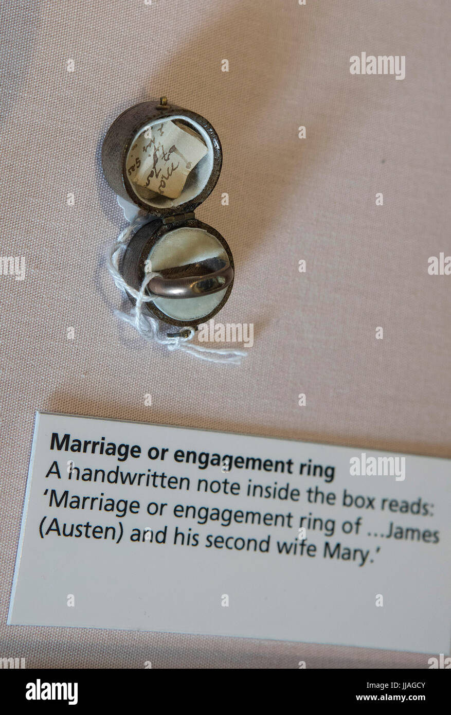 Jane Austen,Musée,Chawton Hampshire,UK : bague de fiançailles de James Austen et de sa seconde épouse, Mary Banque D'Images