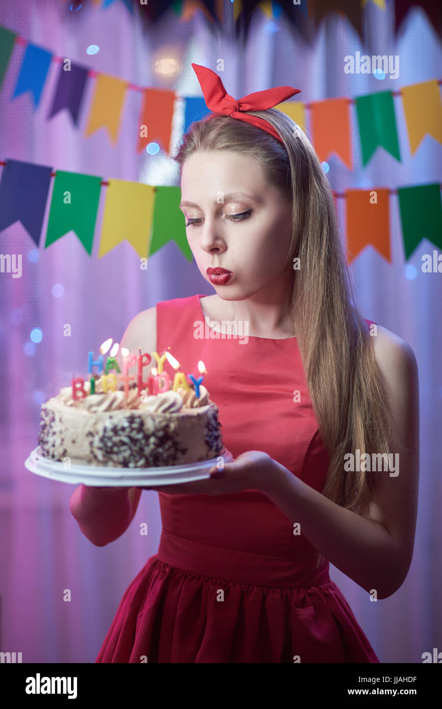Concept Fete Anniversaire Belle Jeune Fille Style Vintage Pin Up Debout En Soufflant Sur Scene Eclaire Colore Gateau Avec Des Bougies Photo Stock Alamy
