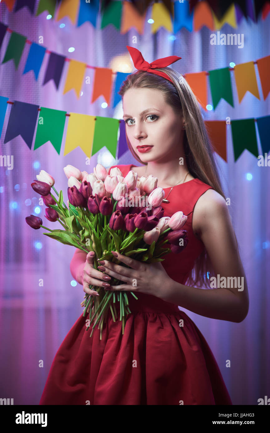 Concept Fete Anniversaire Belles Jeunes Vintage Pin Up Girl Standing In Style Scene Eclaire Colore Holding Flowers Photo Stock Alamy