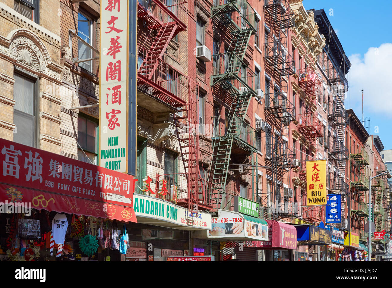 NEW YORK - 7 SEPTEMBRE : Chinatown rues et bâtiments en briques rouges avec des escaliers et des signes dans une journée ensoleillée sur le 7 septembre 2016 à New York. La distr Banque D'Images