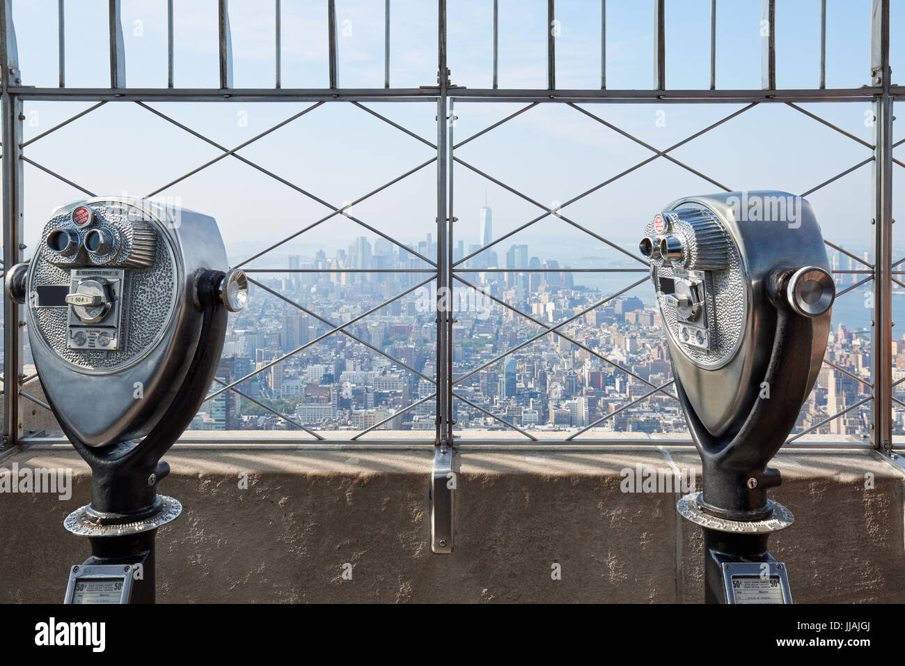 NEW YORK - 10 SEPTEMBRE : Empire State Building pont d'observation avec deux jumelles dans une journée ensoleillée le 10 septembre 2016 à New York. À partir de 1931 a été e Banque D'Images
