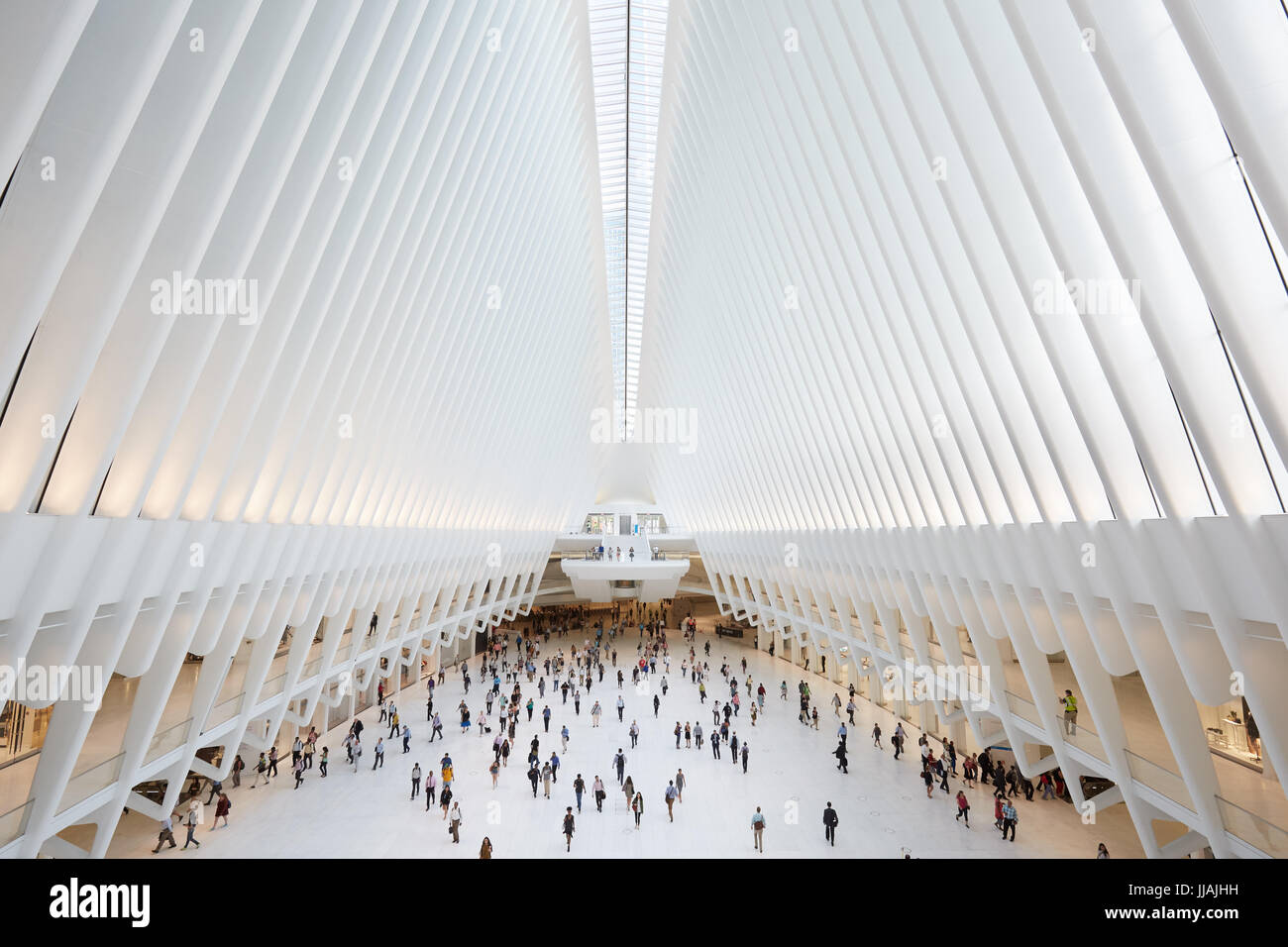 NEW YORK - 8 SEPTEMBRE : intérieur de l'Oculus white World Trade Centre station avec les gens le 8 septembre 2016 à New York. La station a été conçu Banque D'Images