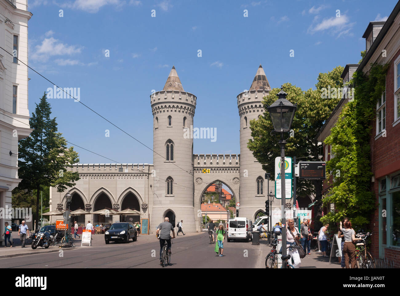Nauener Tor, construit en 1755, est l'une des trois portes de la ville préservée à Potsdam, en Allemagne. Voies de Tram continuer par la porte. Banque D'Images