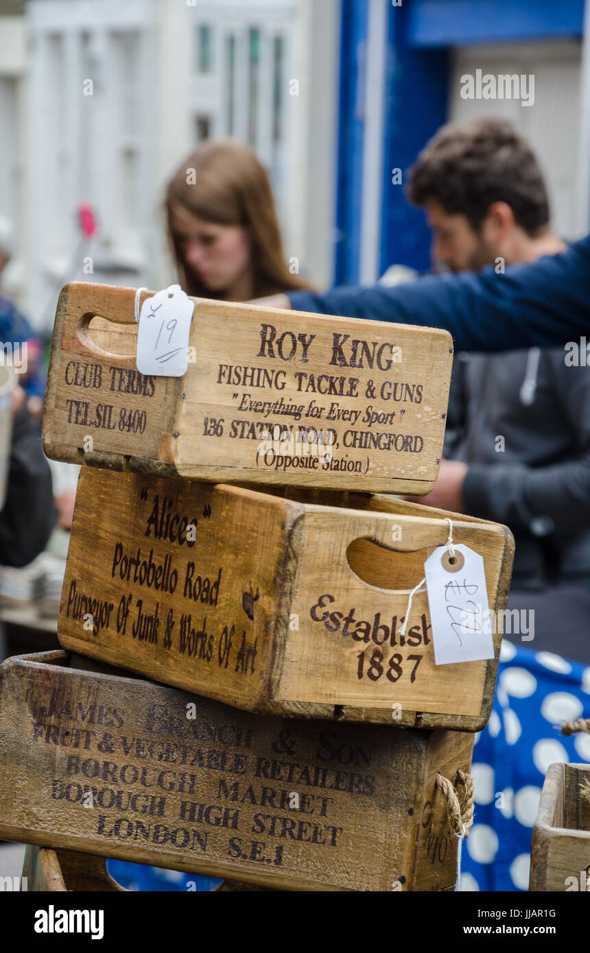 Boîtes décoratives et empilés sur l'affichage sur un étal de marché. Banque D'Images