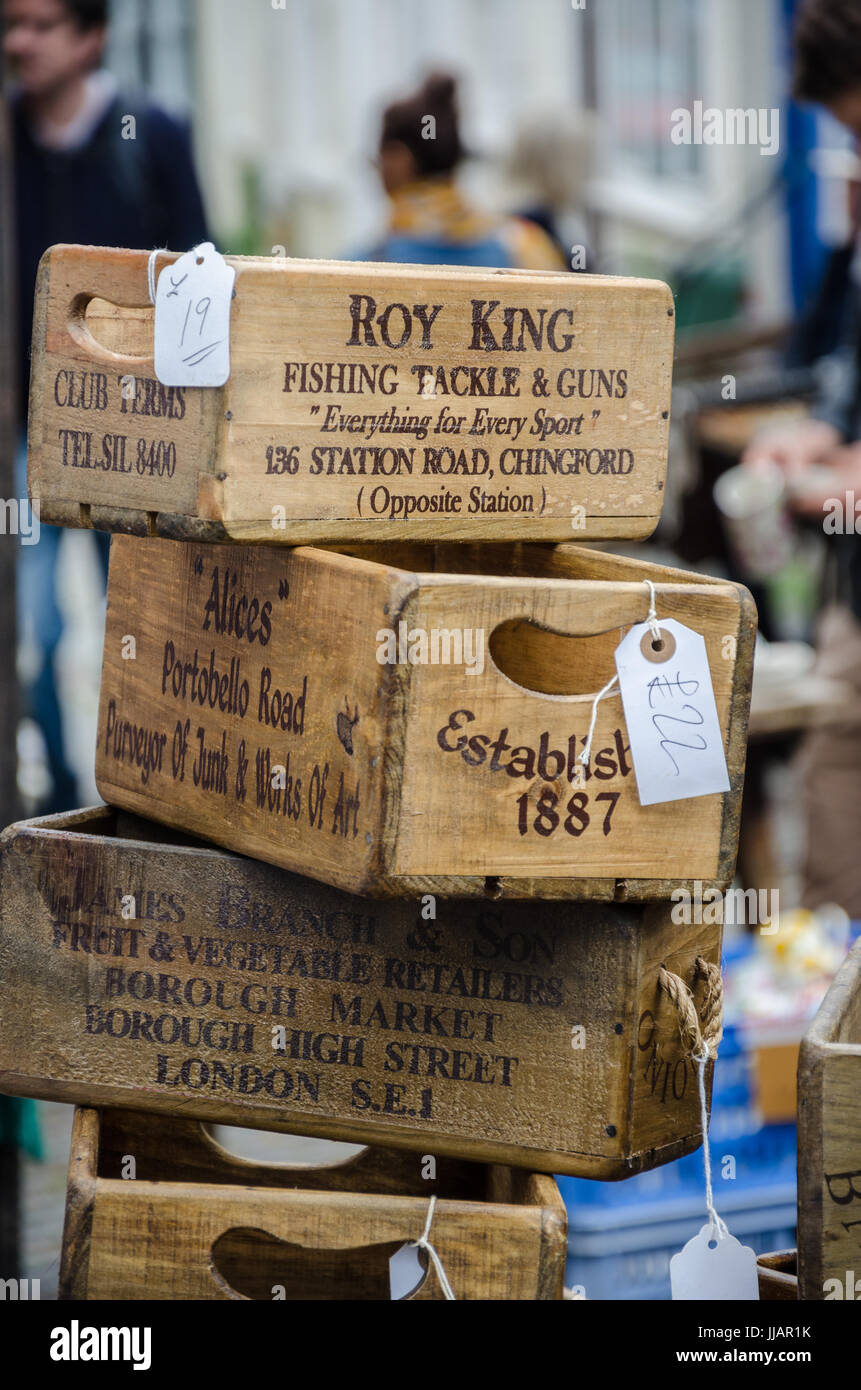 Boîtes décoratives et empilés sur l'affichage sur un étal de marché. Banque D'Images
