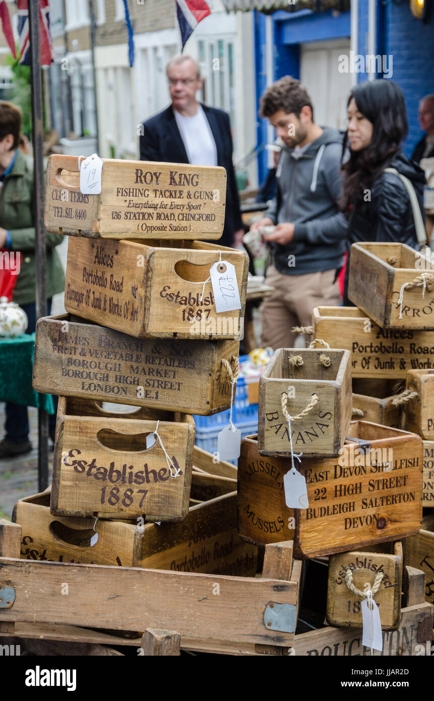 Boîtes décoratives et empilés sur l'affichage sur un étal de marché. Banque D'Images