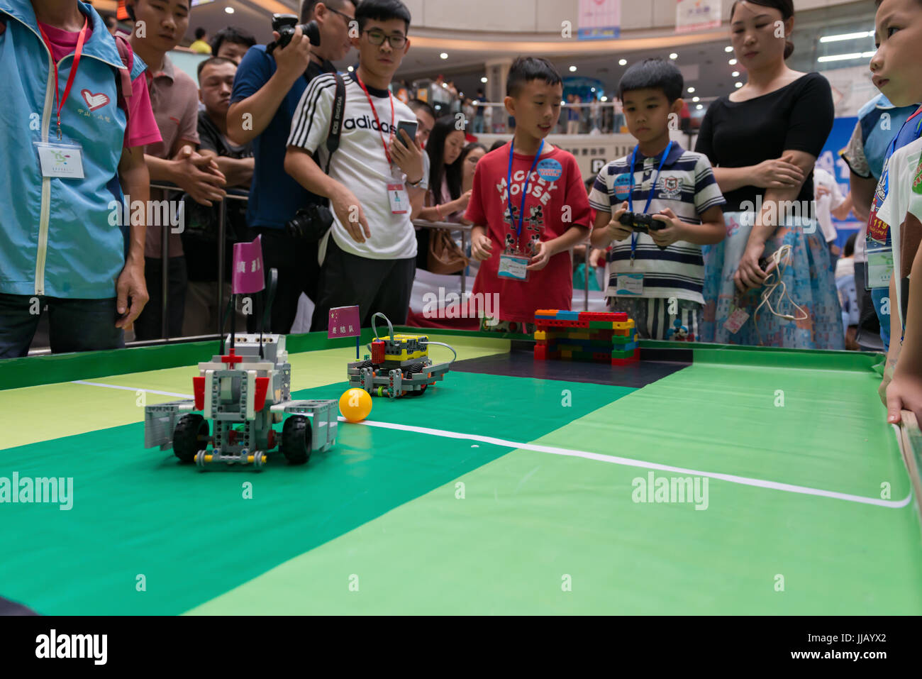 Zhongshan Chine 16 juillet;2017 : Kids le contrôle de robots dans un robot match de football le 16 juillet;2017. Banque D'Images