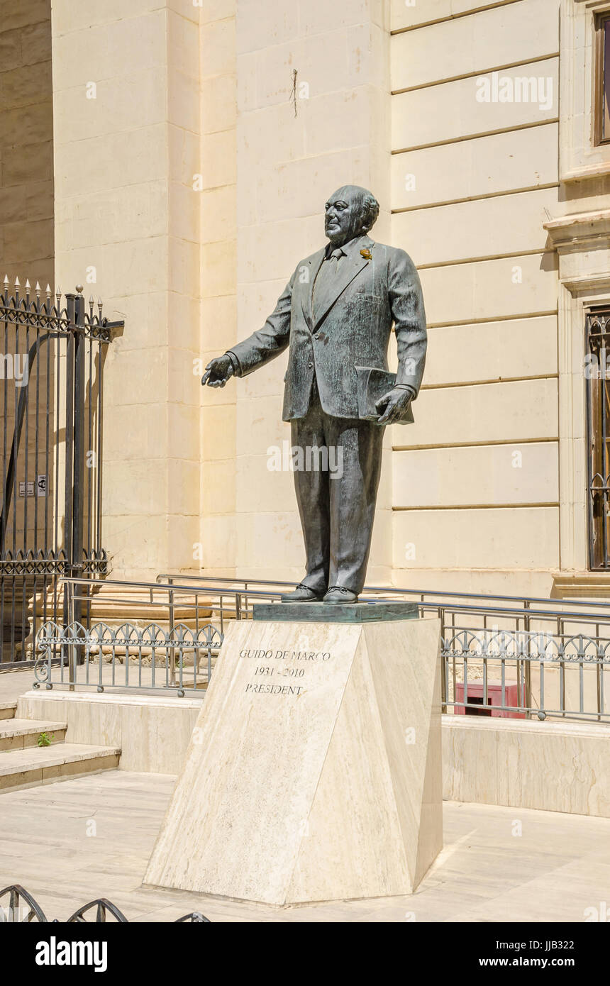 Monument à Guido de Marco, un homme politique maltais et 6ème Président de Malte, à la rue de la République à La Valette Banque D'Images