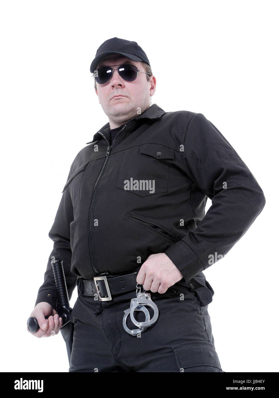 Policier portant uniforme noir et de lunettes en toute confiance permanent Banque D'Images