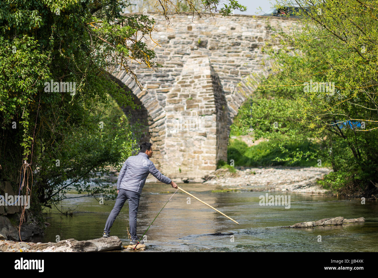 Les pêcheurs de pèlerinage sur la rivière dans l'Zubiri, Basque, Espagne. Camino de Santiago. Banque D'Images