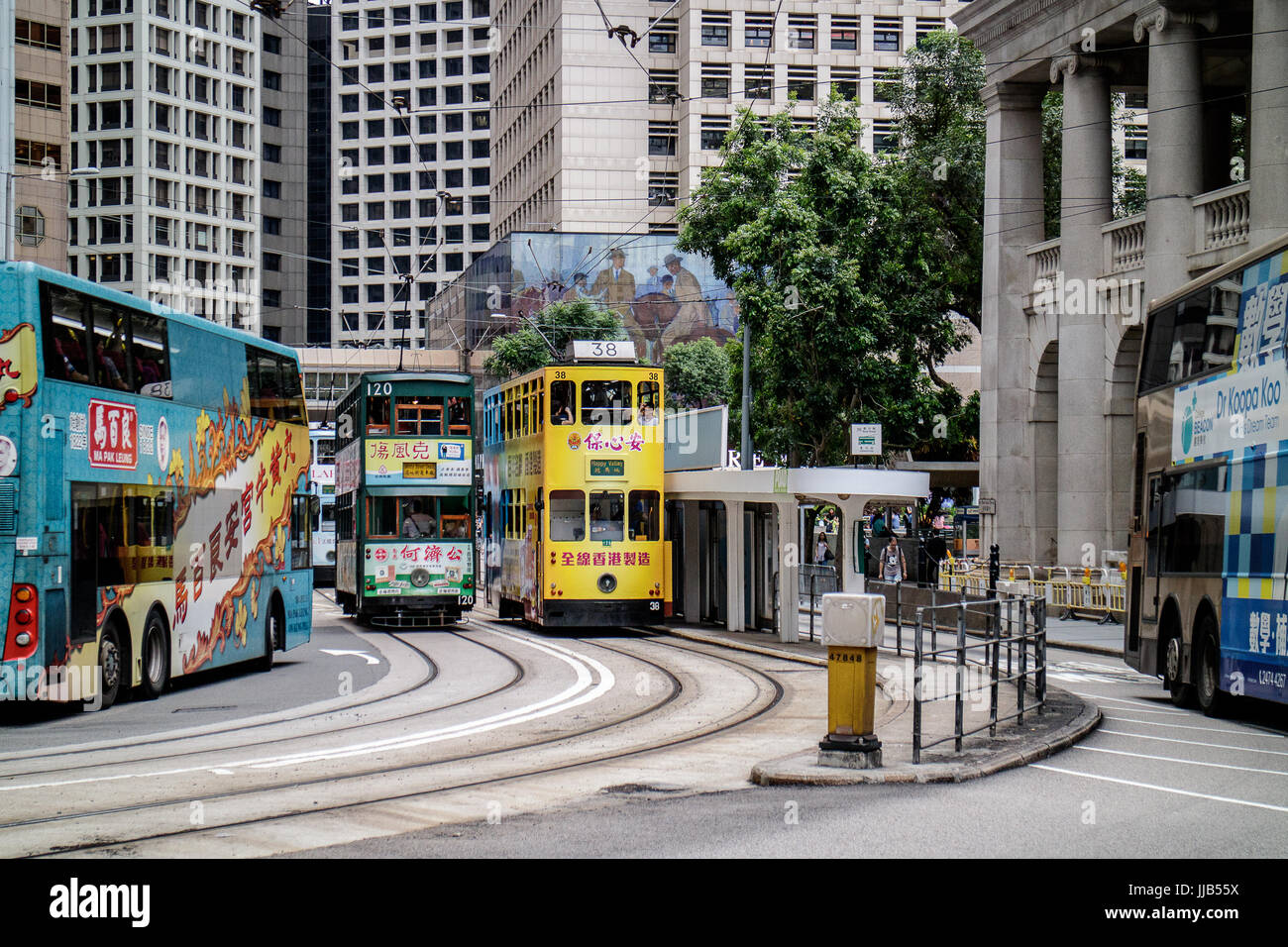 Colorés, double-decker iconique des tramways de hong kong à l'arrêt de la rue Bank Banque D'Images