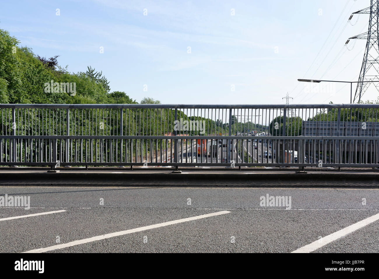 Deux barrières de sécurité pour piétons, garde-corps en bordure du pont autoroutier sur la route M56 au-dessus de la M60 à la jonction 17 à whitefield Greater manchester uk Banque D'Images