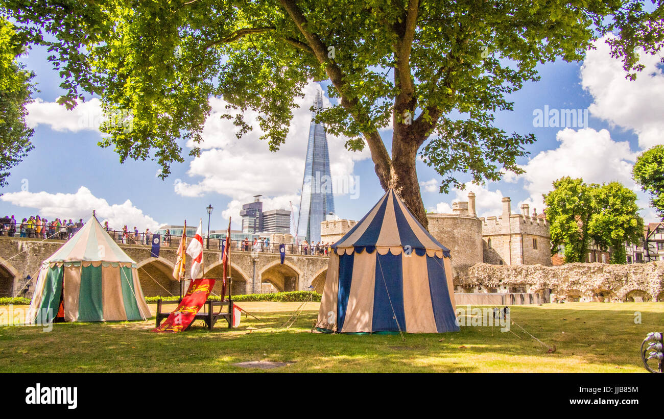 Tentes de style antique dans le parc de la Tour de Londres avec le gratte-ciel Shard derrière, Londres Banque D'Images