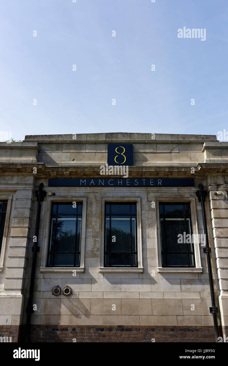 Le restaurant Manchester 8 est converti d'un ancien bâtiment de banque, façade en pierre blanche avec trois fenêtres, whitefield bury lancashire uk Banque D'Images