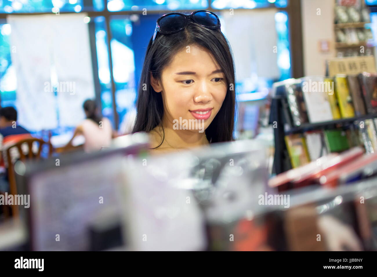 Asian girl l'achat d'un disque compact dans un magasin de musique Banque D'Images