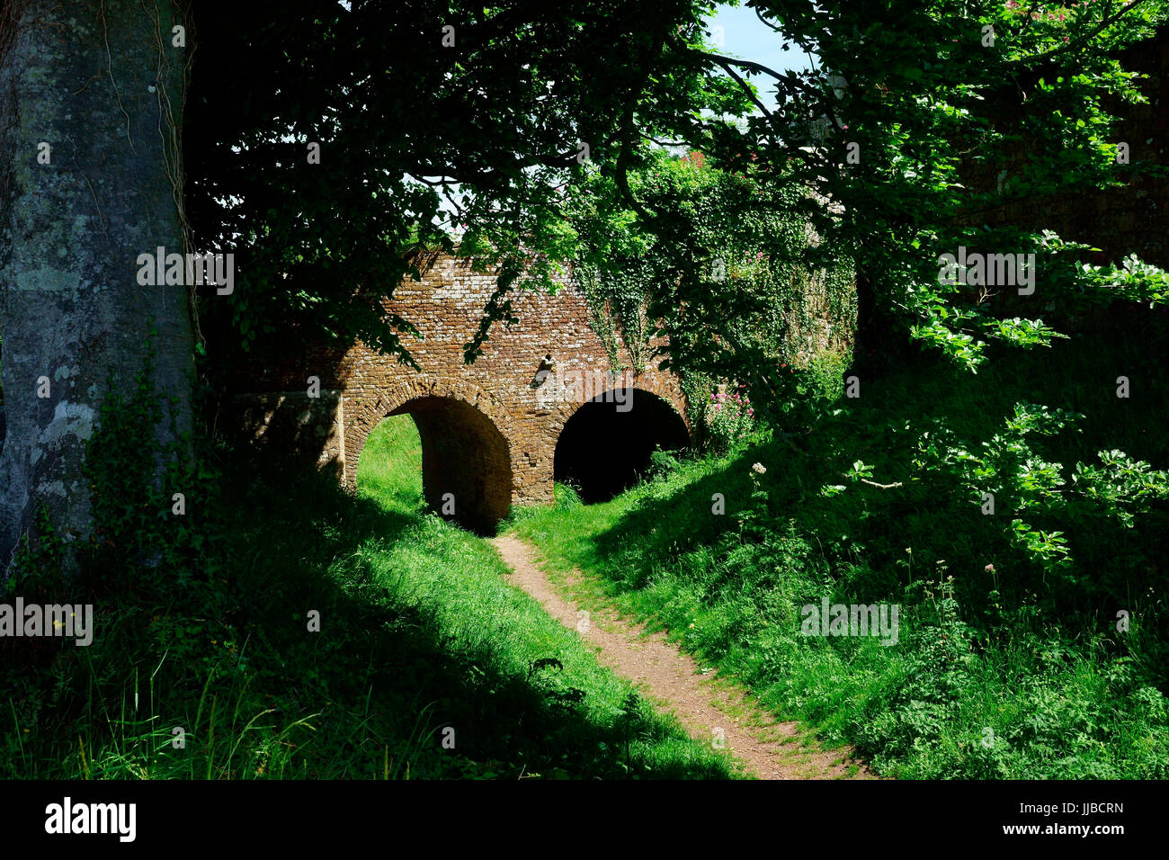 Pont sur les douves menant à la porterie. Banque D'Images