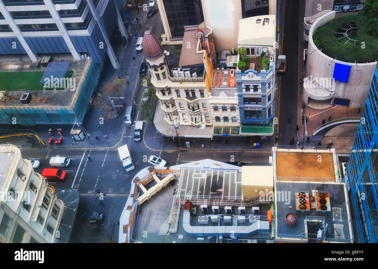 Vue aérienne de Sydney les rues de la ville occupée d'affaires dans le centre-ville durant la journée avec des gens et des voitures sous l'oeil de la rue King entre magasins, hôtels, boutique Banque D'Images