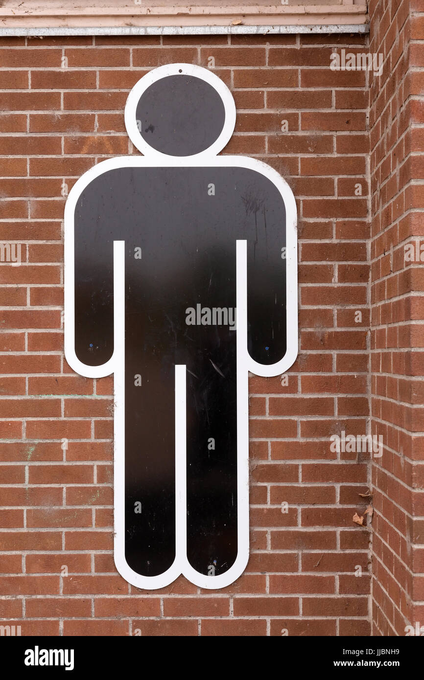 Un symbole homme sexe affiche à l'extérieur une toilette publique. Banque D'Images
