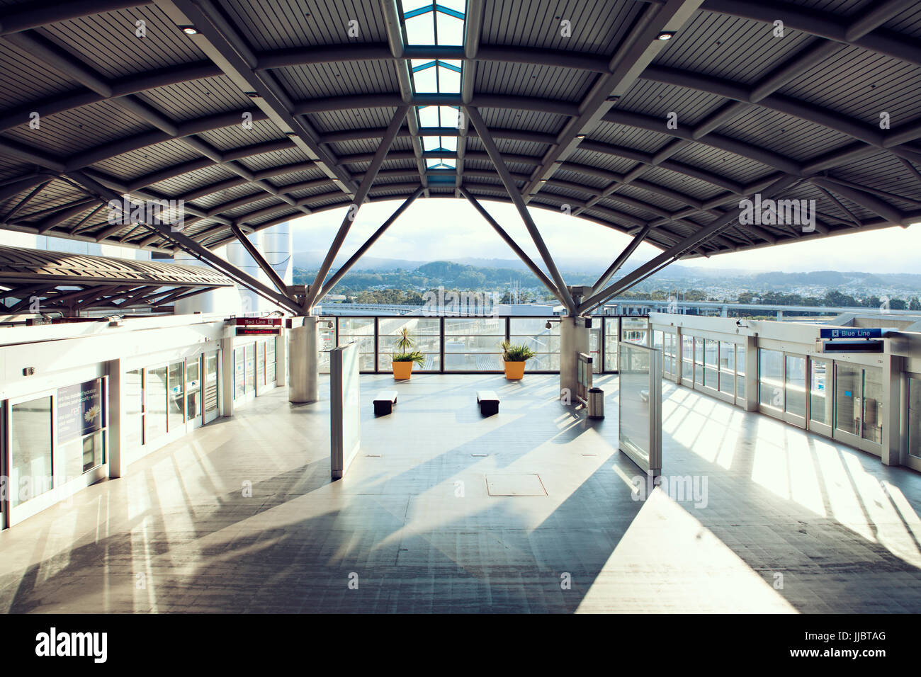 La gare de vide à l'Aéroport International de San Francisco. Banque D'Images