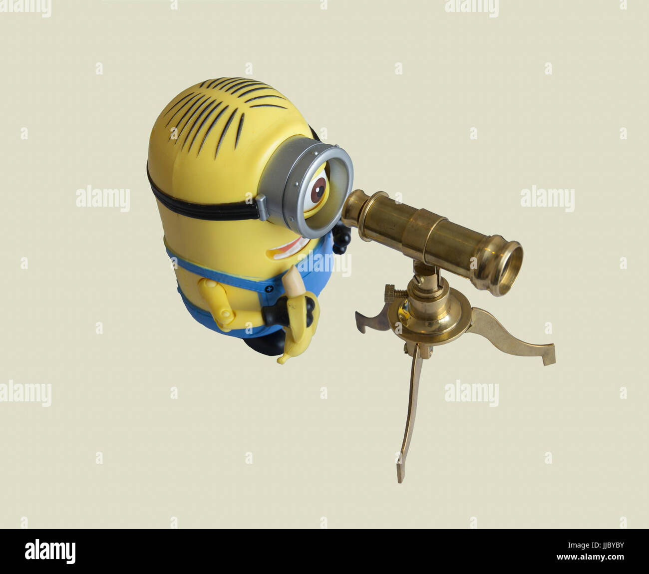 Bangkok, Thaïlande - 19 juillet 2017 : Tom Minion toy à vintage télescope sur fond blanc Banque D'Images