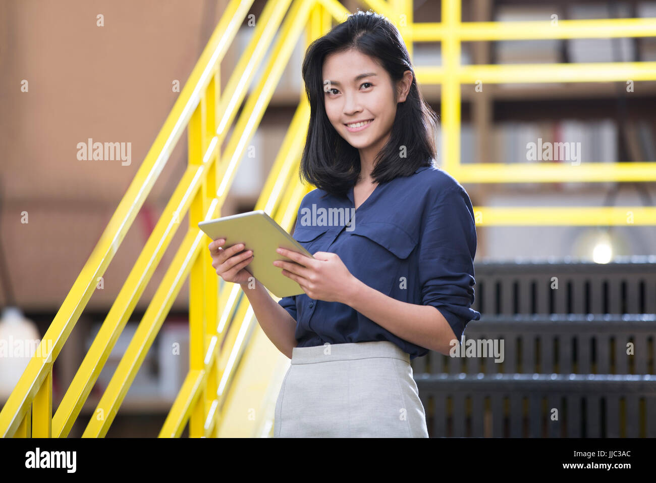 Businesswoman using digital tablet Banque D'Images