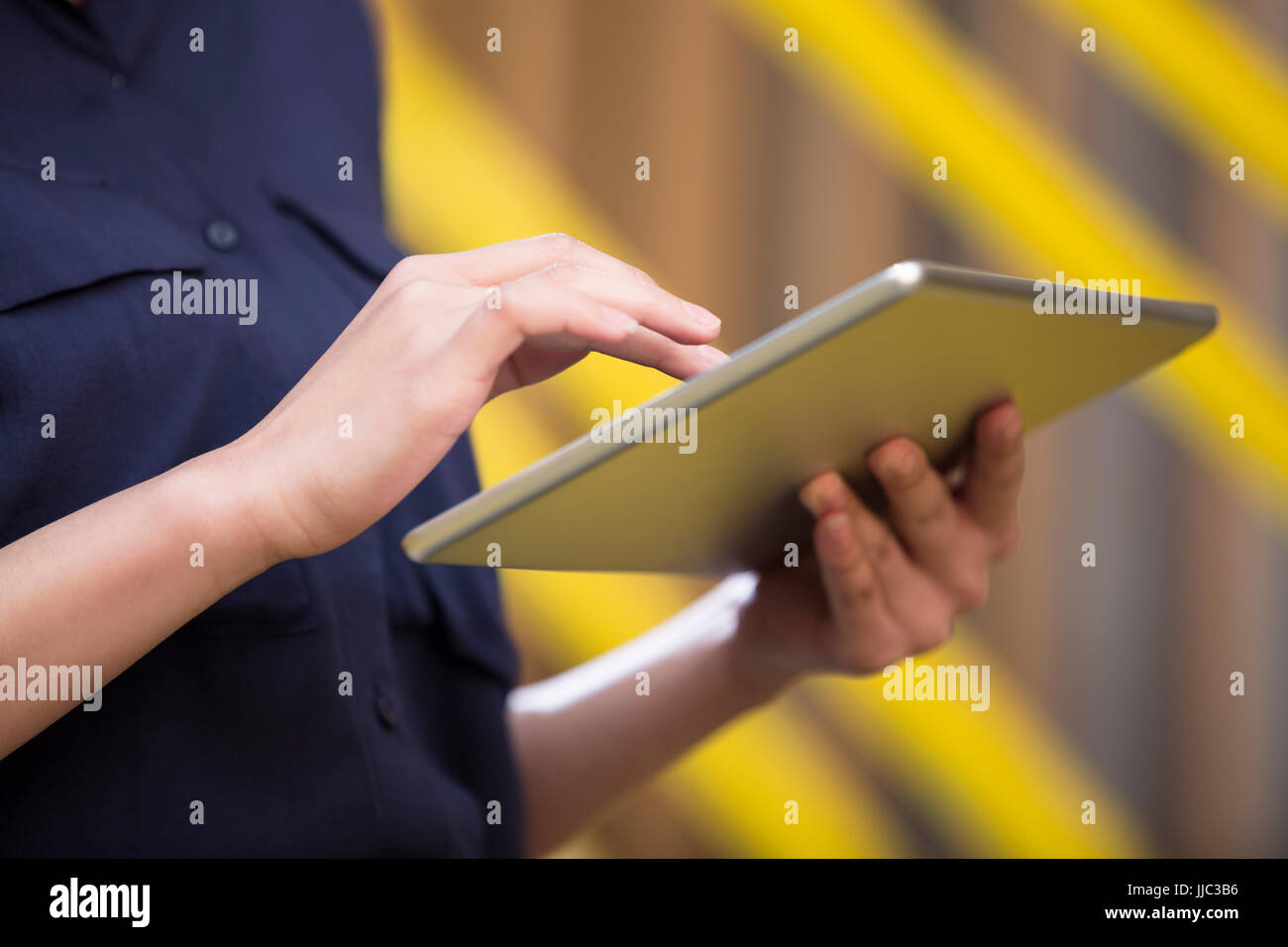 Businesswoman using digital tablet Banque D'Images