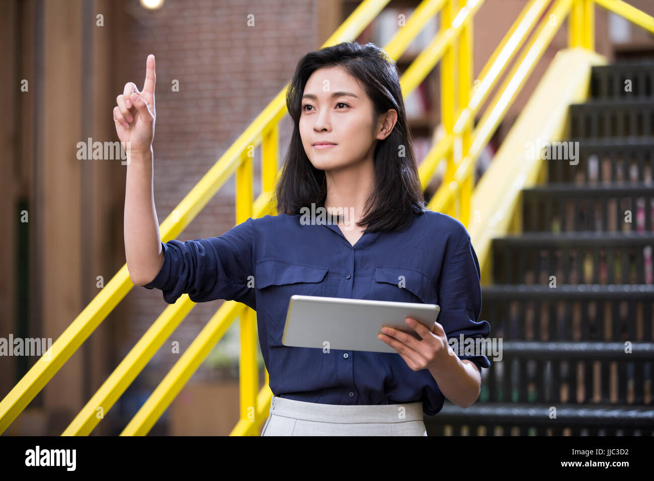 Businesswoman using digital tablet Banque D'Images