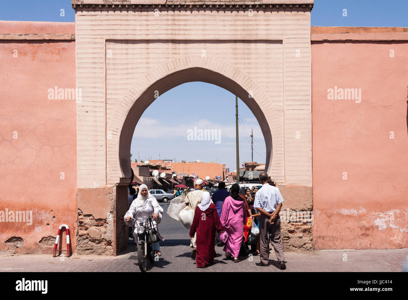 Les gens, marche gateway arch Marrakech, Marrakech, Maroc, Afrique du Nord Banque D'Images