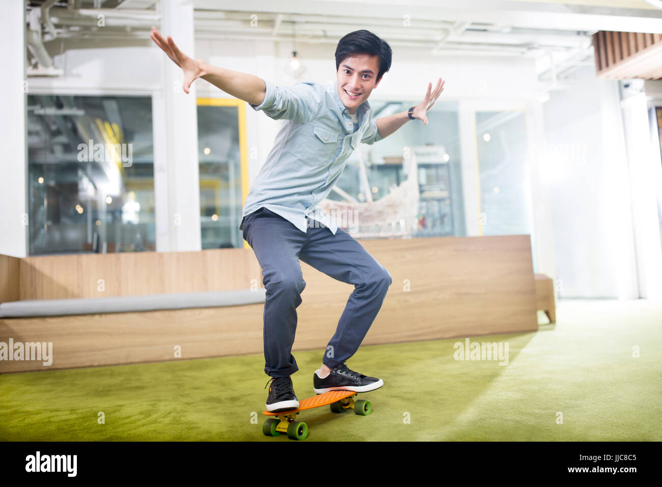 Les hommes d'affaires occasionnels skateboard Banque D'Images