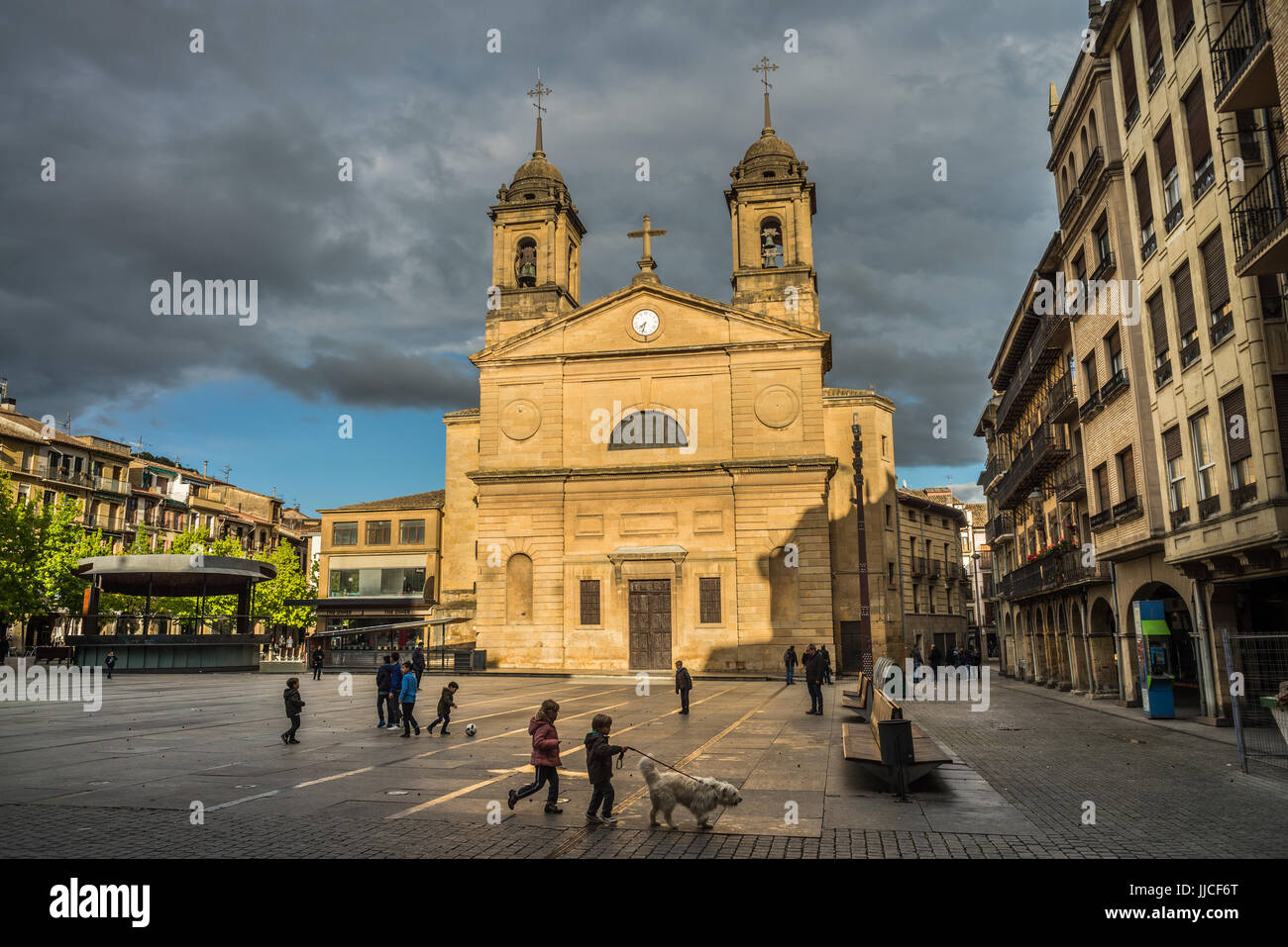 Personnes sur la Plaza de Los Fueros et San Juan, Estella, Navarra, Espagne, Europe. Camino de Santiago. Banque D'Images