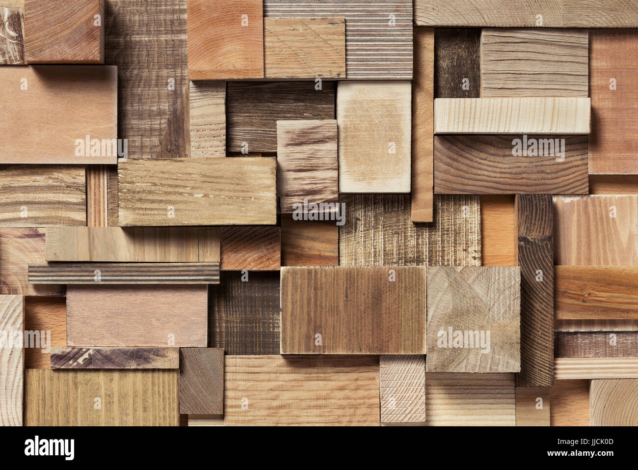 Blocs de bois naturel en arrière-plan de collage. Utilisé diverses formes et textures de bois. Banque D'Images