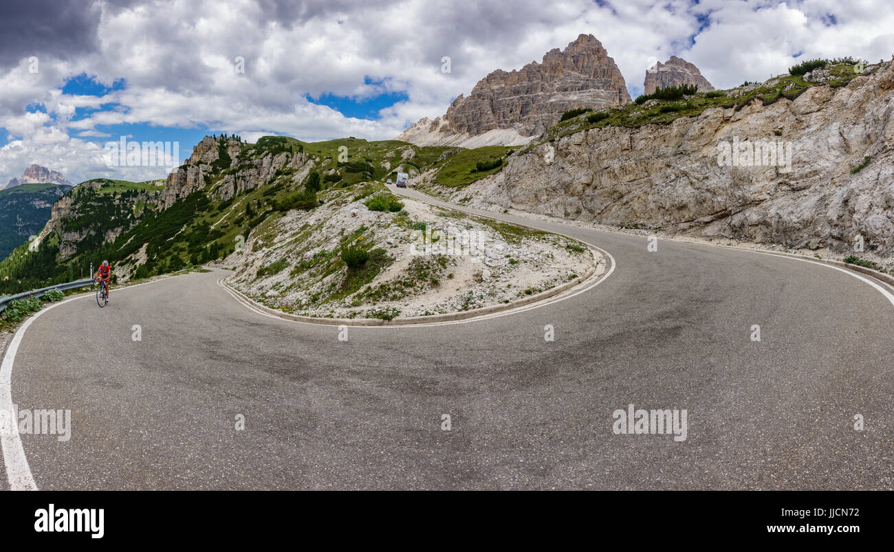 3 Cime di Lavaredo courbe en forme de u avec cyclist Banque D'Images
