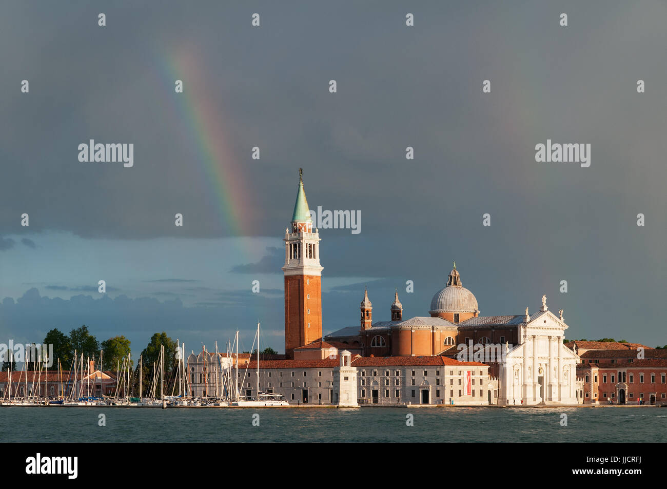 Un arc-en-ciel ornent le ciel de San Giorgio Maggiore à Venise, Italie le 19 mai 2013 vu de la place San Marco. Banque D'Images