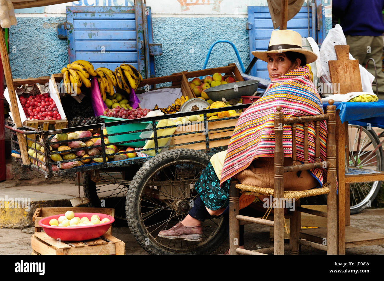 CHIQUIAN, PÉROU - 10 février : Les autochtones du Pérou fruits vente de la brouette sur la ville en Amérique du Sud dans les rues de la ville Chiqui Banque D'Images