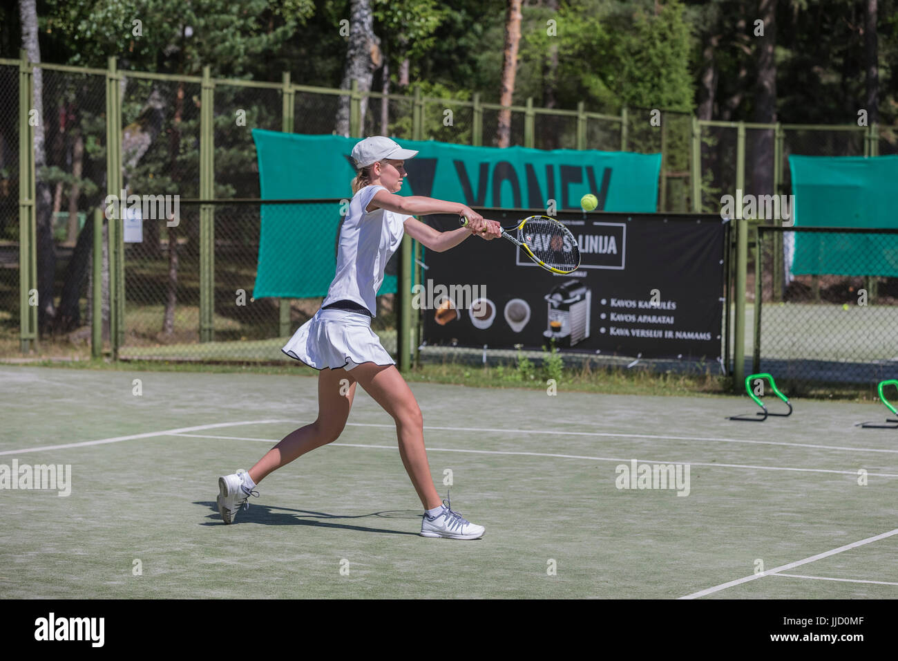 Tennis player hitting ball sur le terrain de tennis, Palanga, Lituanie. Banque D'Images