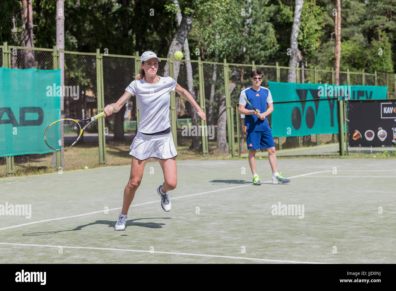 Tennis player hitting ball sur le terrain de tennis, Palanga, Lituanie. Banque D'Images