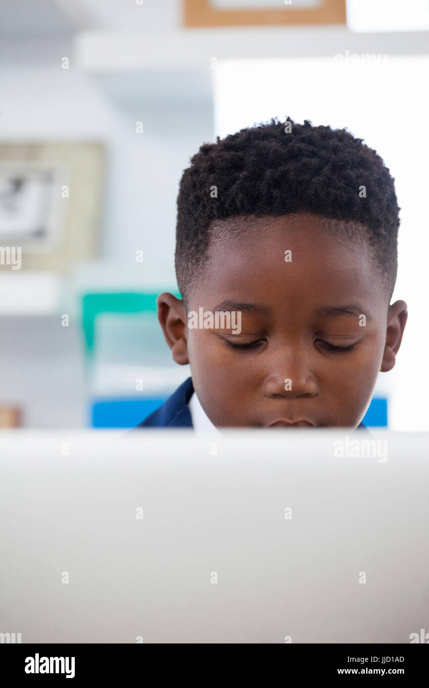 Close up of businessman using computer in office Banque D'Images