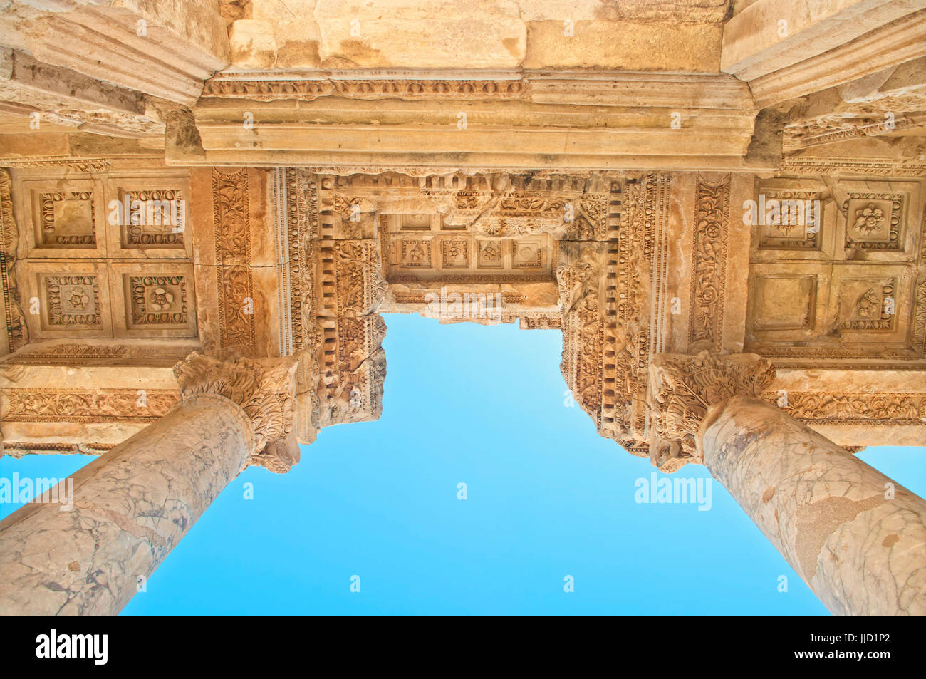Bibliothèque de Celsus façade low angle contre ciel bleu clair aux beaux jours à l'UNESCO site du patrimoine mondial, Éphèse, Turquie Banque D'Images