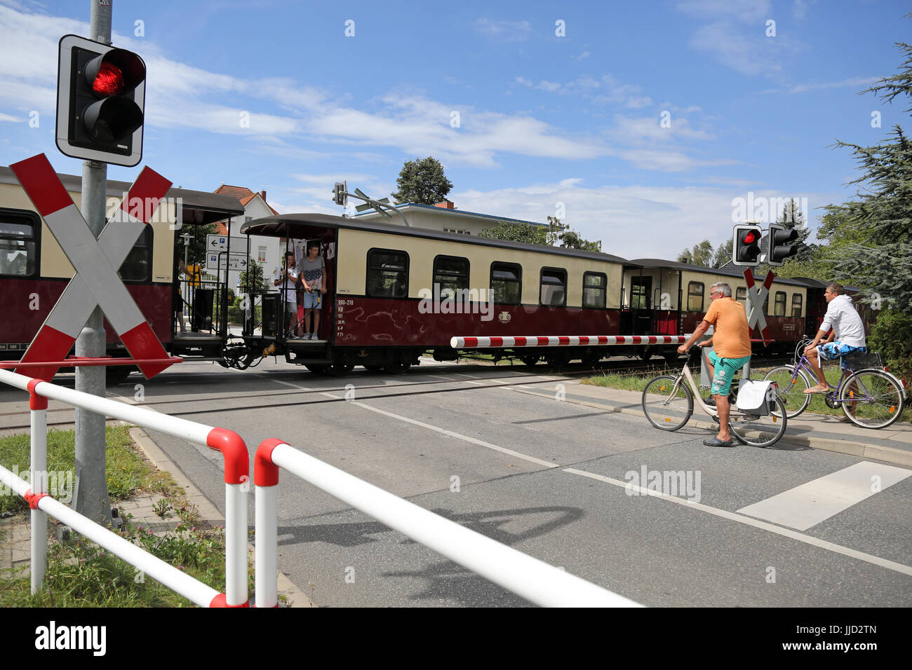Kühlungsborn, Allemagne, les cyclistes sont en attente sur un passage à niveau à la col Molli Banque D'Images