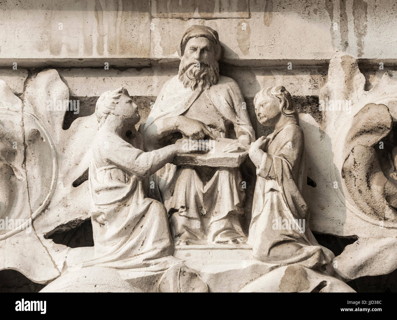 Moïse enseigner aux Israélites la Loi de Dieu, ancienne cité médiévale relief sur la colonne du Palais des Doges de Venise Banque D'Images