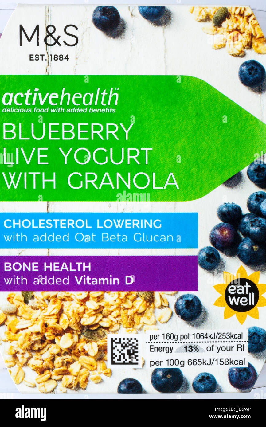 M&S activehealth Blueberry granola avec yogourt live la nourriture délicieuse avec des avantages supplémentaires - pour diminuer le cholestérol et la santé des os avec la vitamine D ajoutée Banque D'Images