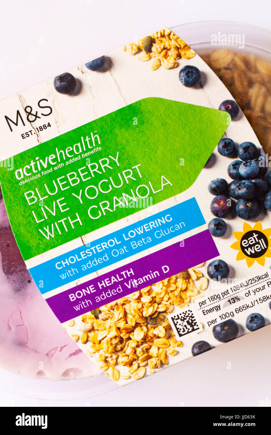M&S activehealth Blueberry granola avec yogourt live la nourriture délicieuse avec des avantages supplémentaires - pour diminuer le cholestérol et la santé des os avec la vitamine D ajoutée Banque D'Images