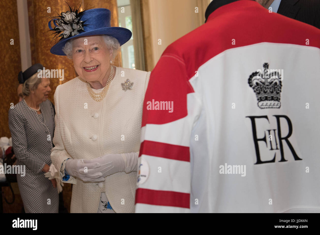 La reine Elizabeth II lors d'une visite à la Maison du Canada à Trafalgar Square, le centre de Londres, pour célébrer le 150e anniversaire de la Confédération. Banque D'Images