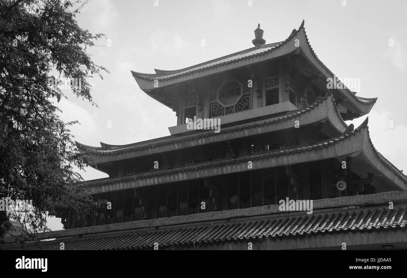 Haut de la pagode chinoise à journée ensoleillée dans le Delta du Mékong, au Vietnam. Banque D'Images